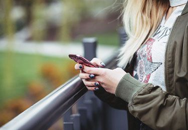 Jeune femme avec un smartphone