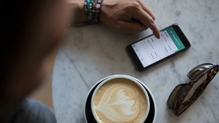 Cappucino et téléphone.