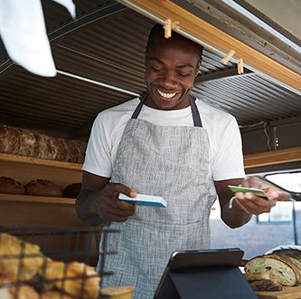 Homme souriant boulangerie.