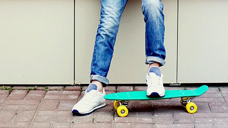 Garçon sur planche à roulettes.