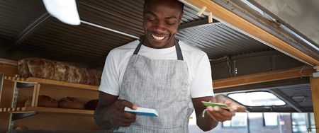 Homme souriant boulangerie.