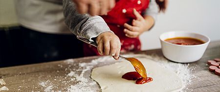 Préparer une pizza ensemble.