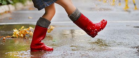 Bottes de pluie rouges.