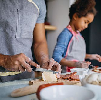 Famille préparant de la nourriture.