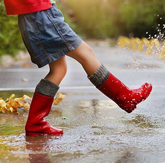 Bottes de pluie rouges.