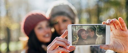 Femmes prenant un égoportrait.