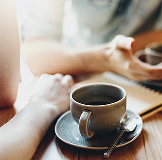 Discussion dans un café.