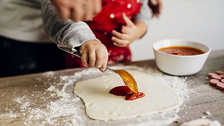 Préparer une pizza ensemble.