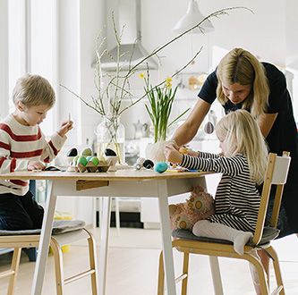 Famille peinturant des œufs.